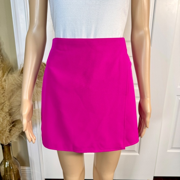 EXPRESS EDITOR FUCHSIA HIGH WAIST MINI SKORT WITH A WRAP FRONT DESIGN - Picture 4 of 13